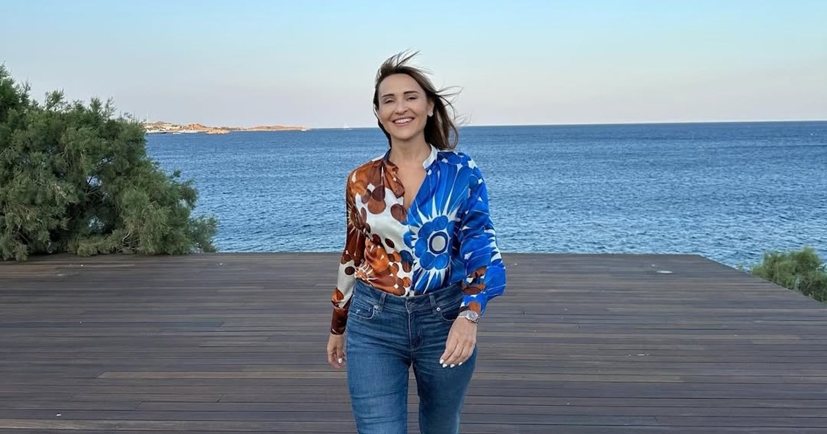 Χαλαρές στιγμές για τη Μάρα Ζαχαρέα | Παίζει τάβλι με καλή της φίλη - εικόνα 4