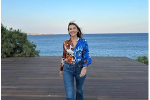 Χαλαρές στιγμές για τη Μάρα Ζαχαρέα | Παίζει τάβλι με καλή της φίλη - εικόνα 4
