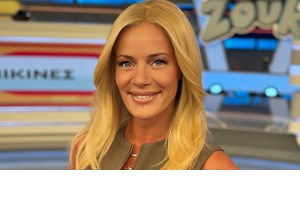 Η Σταματίνα Τσιμτσιλή σε μία total μπορντό εμφάνιση | Το look από την Pink Woman