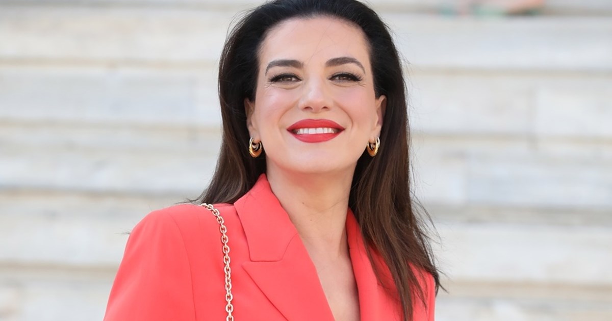 Στο Ηρώδειο η Φωτεινή Δάρρα | Ποζάρει στα λευκά αγκαλιά με την πανέμορφη κόρη της