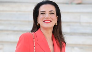 Στο Ηρώδειο η Φωτεινή Δάρρα | Ποζάρει στα λευκά αγκαλιά με την πανέμορφη κόρη της