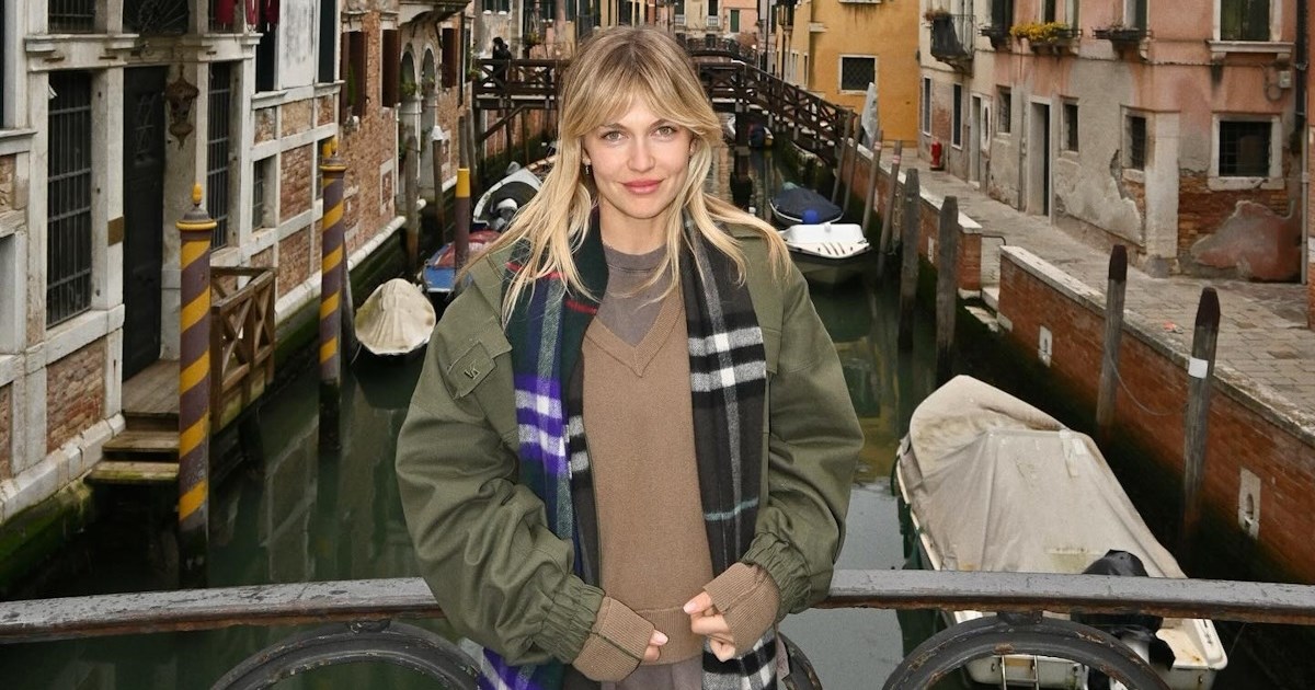 Η Κλέλια Ανδριολάτου για καφέ στο κέντρο της Αθήνας με τον αγαπημένο της