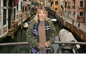 Η Κλέλια Ανδριολάτου για καφέ στο κέντρο της Αθήνας με τον αγαπημένο της