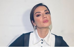 "Το Σόι Σου" | Βάσω Λασκαράκη & Μελέτης Ηλίας ποζάρουν με τις τηλεοπτικές τους κόρες στην πιο όμορφη χριστουγεννιάτικη φωτογραφία