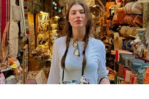 "Cuteness overload" | Η Χρύσα Μιχαλοπούλου απαθανατίζει τον γιο της να ψωνίζει φρούτα στις διακοπές τους