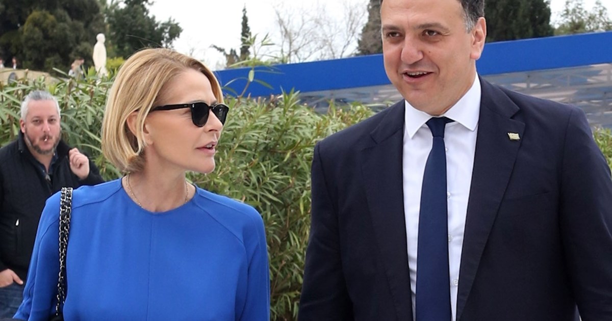 Μελομακάρονα ή κουραμπιέδες; Ο γιος της Τζένης Μπαλατσινού αντιμέτωπος με το αιώνιο χριστουγεννιάτικο δίλημμα στο πιο γλυκό βίντεο - εικόνα 2