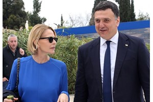 Μελομακάρονα ή κουραμπιέδες; Ο γιος της Τζένης Μπαλατσινού αντιμέτωπος με το αιώνιο χριστουγεννιάτικο δίλημμα στο πιο γλυκό βίντεο - εικόνα 2