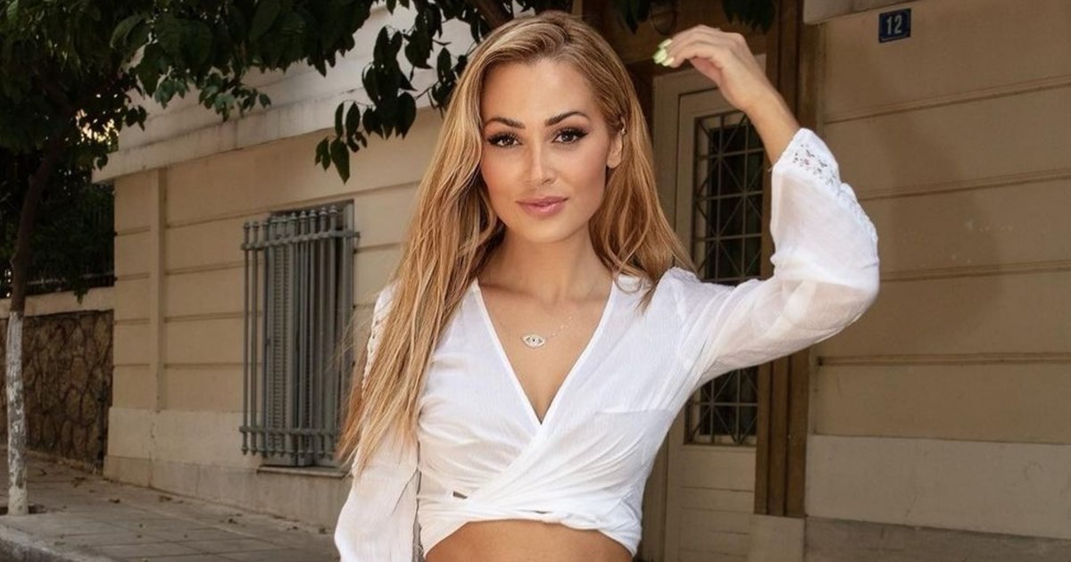 Ελένη Βουλγαράκη | Με υπέροχο βραδινό σύνολο σε χριστουγεννιάτικο δείπνο