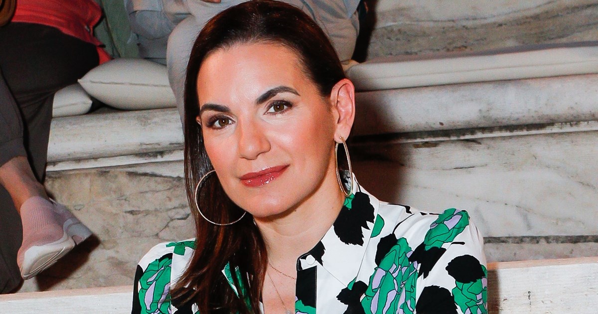 Η Άννα Βίσση έγινε νονά με total white look | Η εμφάνιση με λευκό κοστούμι - εικόνα 3