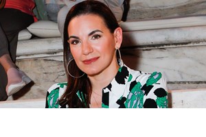 Η Άννα Βίσση έγινε νονά με total white look | Η εμφάνιση με λευκό κοστούμι - εικόνα 3