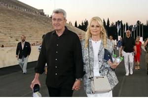 Στο πανέμορφα στολισμένο σπίτι του Νίκου Χατζηνικολάου και της Κρίστης Τσολακάκη | Η παραμυθένια χριστουγεννιάτικη γωνιά