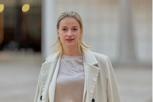 Η Λένα Δροσάκη σε σπάνια αναφορά στο διαζύγιό της | "Είπα στον γιο μου ότι πρέπει να βλέπει μια μαμά ευτυχισμένη"