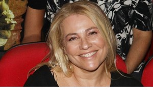 Η Μαριάννα Τουμασάτου στο θέατρο Άλσος | Αμακιγιάριστη με τα πιο αμφιλεγόμενα παπούτσια του καλοκαιριού