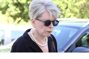 Έλενα Ακρίτα | Η σπάνια δημόσια εμφάνιση με τον γιο της, Παύλο Αρζόγλου - εικόνα 4