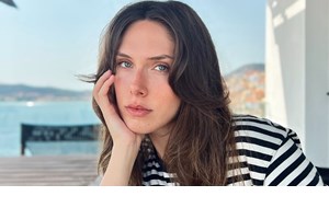 Η Ελένη Βουλγαράκη βρήκε το στικ που μειώνει το πρήξιμο στα μάτια