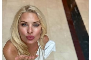 Η Ελένη Μενεγάκη αμακιγιάριστη στο σαλόνι της | Το ερώτημα που έθεσε στους followers της