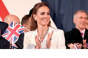 Kate Middleton | Με το πιο ιδιαίτερο παλτό που έχει φορέσει ποτέ & με το παντελόνι της Victoria Beckham
