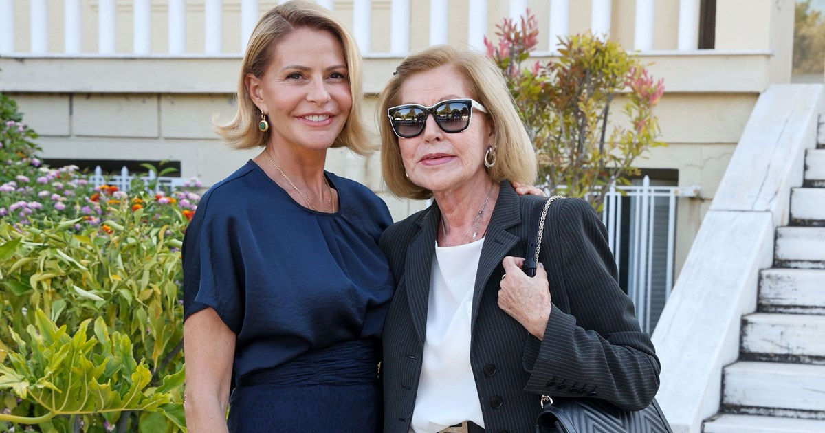 Τζένη Μπαλατσινού | Με τον Βασίλη Κικίλια στην Κέρκυρα με γαλάζια φούστα και crop top - εικόνα 2