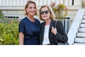 Τζένη Μπαλατσινού | Με τον Βασίλη Κικίλια στην Κέρκυρα με γαλάζια φούστα και crop top - εικόνα 2