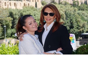 Η Μαριτίνα Ντενίση με παραμυθένιο baby blue φόρεμα ελληνικού brand στην avant premiere του ντοκιμαντέρ της μητέρας της