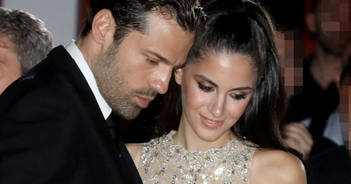 Έτσι "έκρυψε" την εγκυμοσύνη της | Η βραδινή εμφάνιση της Αλεξάνδρας Νίκα με peplum top και ασορτί φούστα