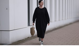 Μακριά, ριχτή και απίστευτα chic | Η μπλε καμπαρντίνα που κολακεύει κάθε γυναίκα - εικόνα 3