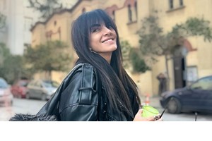 Η Μαρία Σολωμού με denim παντελόνι & τα πιο αμφιλεγόμενα παπούτσια του καλοκαιριού σε θεατρική έξοδο - εικόνα 2