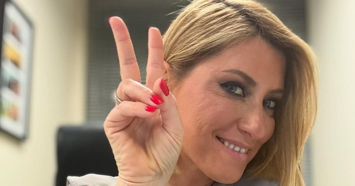 Η Σία Κοσιώνη στους διαδρόμους του ΣΚΑΪ με υπέροχο λευκό κοστούμι - εικόνα 3