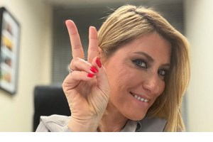 Η Σία Κοσιώνη στους διαδρόμους του ΣΚΑΪ με υπέροχο λευκό κοστούμι - εικόνα 3