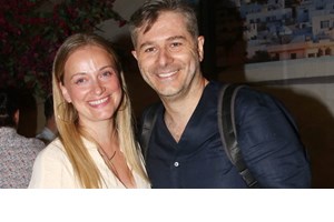 Στο στολισμένο σαλόνι της Λένας Δροσάκη | Το cute χριστουγεννιάτικο δέντρο και τα παιχνίδια με τον γιο της, Αναστάση - εικόνα 3