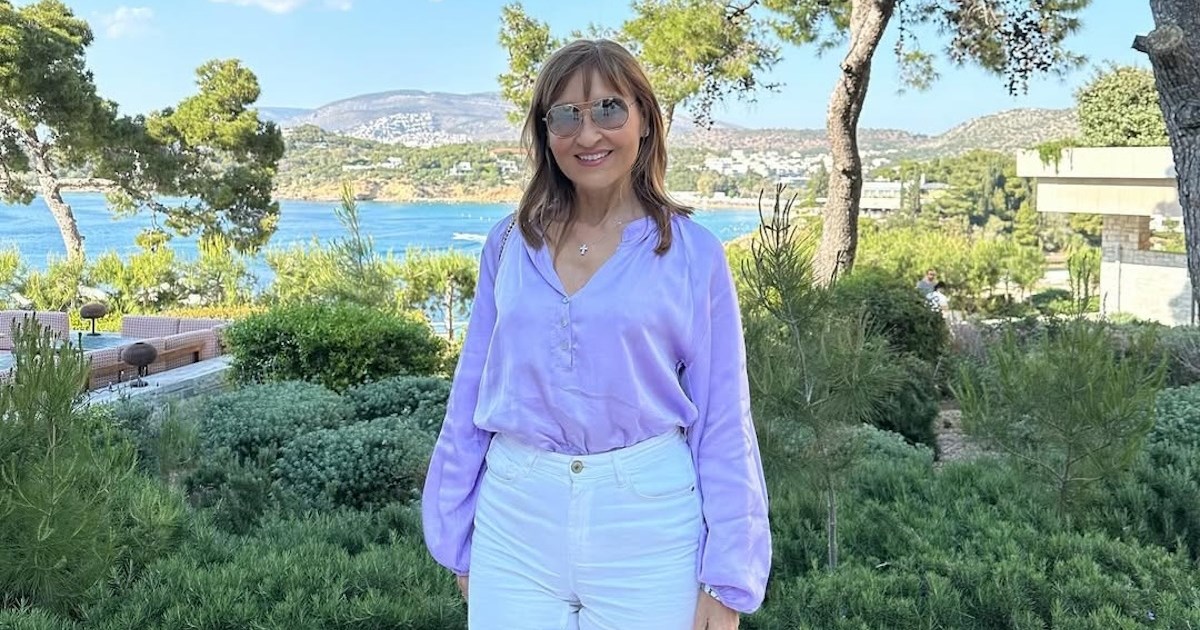 Μάρα Ζαχαρέα | Με αέρινο ριγέ φόρεμα στα κυκλαδίτικα σοκάκια - εικόνα 3