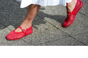 Η Ήβη Αδάμου με τα flat παπούτσια που ταιριάζουν με κάθε φθινοπωρινό look - εικόνα 3