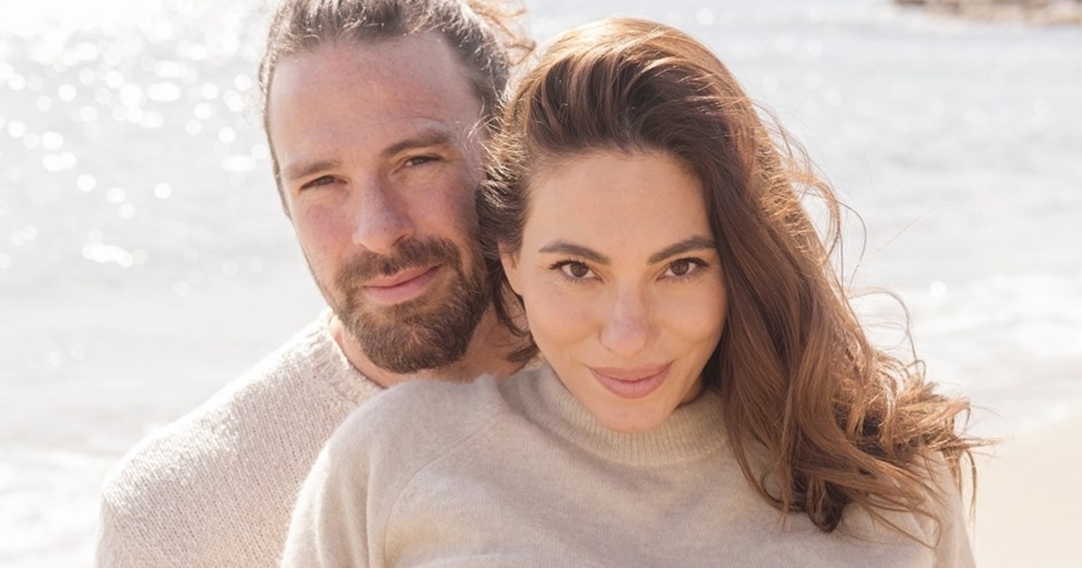 Η Ευρυδίκη Βαλαβάνη με denim παντελόνι και μαύρο top που τόνιζε την φουσκωμένη κοιλίτσα της