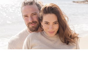 Η Ευρυδίκη Βαλαβάνη με denim παντελόνι και μαύρο top που τόνιζε την φουσκωμένη κοιλίτσα της