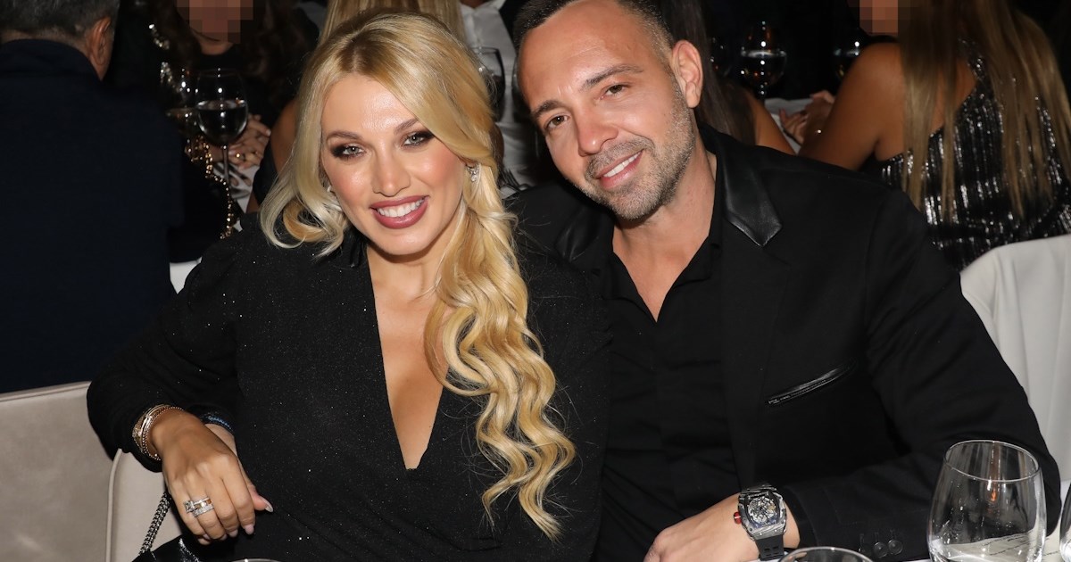 Η Κωνσταντίνα Σπυροπούλου με ασημί παντελόνι και μεταλλιζέ πέδιλα | Η βραδινή έξοδος με τον Βασίλη Σταθοκωστόπουλο