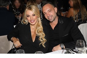 Η Κωνσταντίνα Σπυροπούλου με ασημί παντελόνι και μεταλλιζέ πέδιλα | Η βραδινή έξοδος με τον Βασίλη Σταθοκωστόπουλο