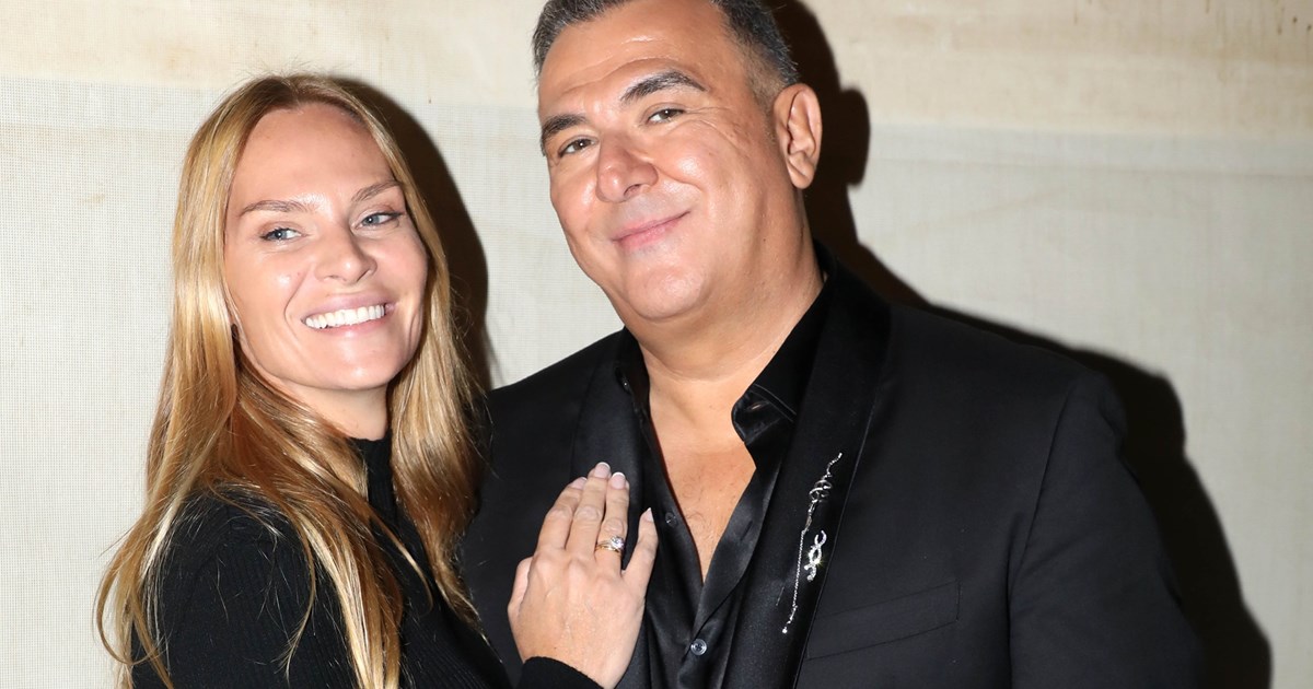 Μαρία Μπεκατώρου | Ποζάρει χαμογελαστή στο Ηρώδειο πλάι στην καλή της φίλη, Υβόννη Μπόσνιακ