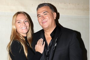 Μαρία Μπεκατώρου | Ποζάρει χαμογελαστή στο Ηρώδειο πλάι στην καλή της φίλη, Υβόννη Μπόσνιακ