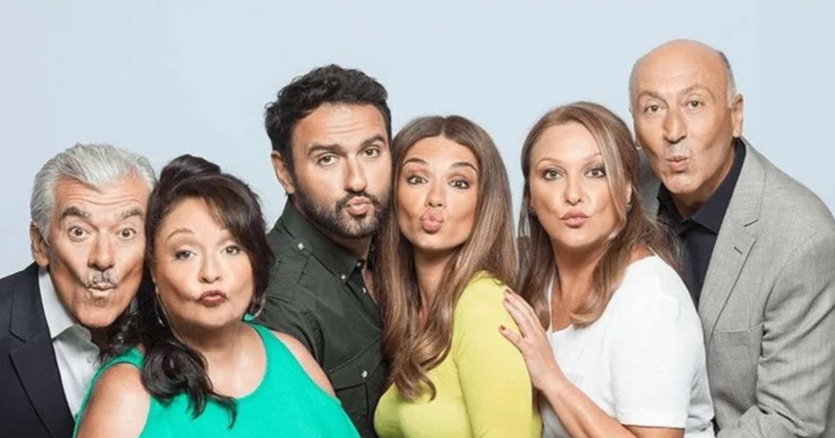 Η Βάσω Λασκαράκη μας βάζει στο τεράστιο σαλόνι της | Η μάζωξη για το "Σόι"