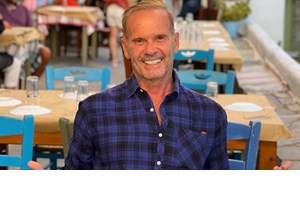 Στην κουζίνα για χάρη του γιου του ο Πέτρος Κωστόπουλος | Το δείπνο με τον Μάξιμο Κωστόπουλο στο στολισμένο σαλόνι του - εικόνα 3