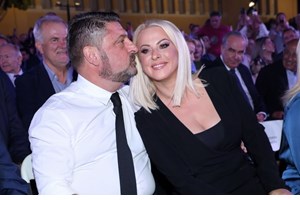 Νίκος Χαρδαλιάς | Η σπάνια δημόσια εμφάνιση με τη σύζυγο και τις κούκλες κόρες του - εικόνα 3