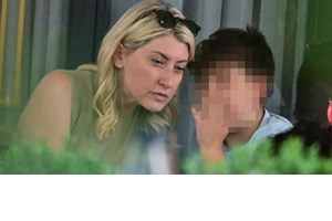 Σία Κοσιώνη & Κώστας Μπακογιάννης | Πιασμένοι χέρι χέρι στη μεσημεριανή τους βόλτα στην καρδιά της Αθήνας - εικόνα 3