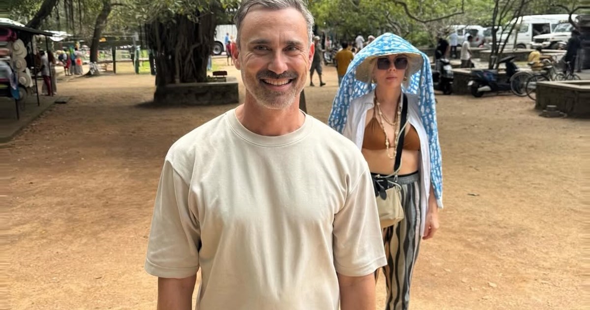 Στο ηλιοβασίλεμα του Ινδικού Ωκεανού | Η Σμαράγδα Καρύδη με μπορντό μπικίνι στην ακροθαλασσιά - εικόνα 2