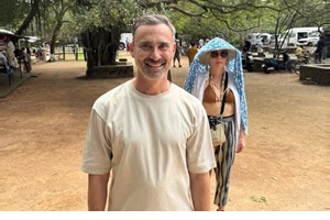 Στο ηλιοβασίλεμα του Ινδικού Ωκεανού | Η Σμαράγδα Καρύδη με μπορντό μπικίνι στην ακροθαλασσιά - εικόνα 2