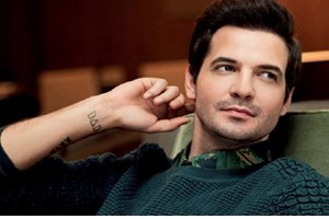 Αγνώριστος με κατάξανθα μακριά μαλλιά | Ο Νίνο Ξυπολιτάς στην παιδική του ηλικία