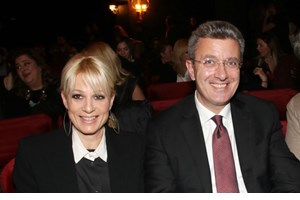 Ο Νίκος Χατζηνικολάου φωτογραφίζει την κόρη του να κάνει ιππασία μαζί με τη μαμά της