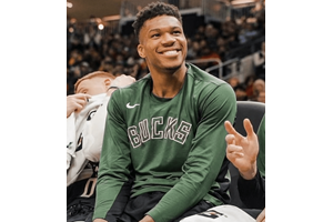 Γιάννης Αντετοκούμπο | Το τρυφερό φιλί στη σύζυγό του, Μαράια μετά τον θρίαμβο της Εθνικής