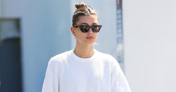 Hailey Bieber | To μικρό (και ανέξοδο) μυστικό της για λαμπερή επιδερμίδα μετά τις διακοπές