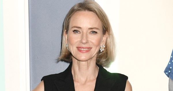 H Naomi Watts με το bridal χτένισμα που είναι ό,τι πιο κομψό για κάθε μοντέρνα νύφη – ή ακόμα και για καλεσμένη σε γάμο