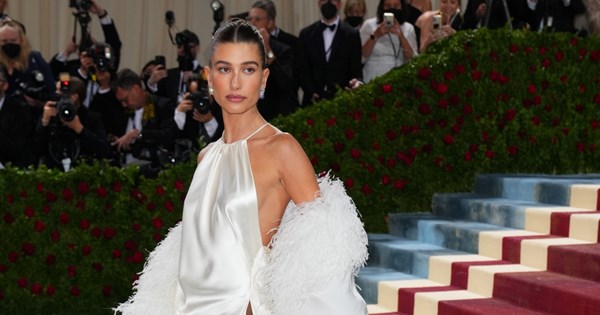 Το διάσημο μοντέλο Amber Valleta εμφανίστηκε στο Met Gala με φόρεμα που είχε φορέσει και η Βίκυ Καγιά